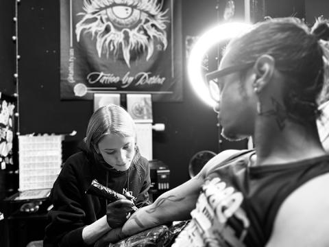 Tattoo Artist Frankfurt Darina Krupytska bei Woof Tattoo Sachsenhausen