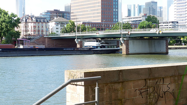 Die Friedensbrücke ist eine Straßenbrücke über den Main in Frankfurt ...