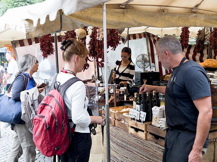 Frankfurt Wochenmarkt Südbahnhof eingelegte Oliven, Paprika, Zitrone, Tomaten, Feta