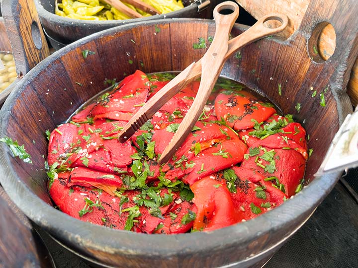 Frankfurt Wochenmarkt Südbahnhof eingelegte Oliven, Paprika, Zitrone, Tomaten, Feta
