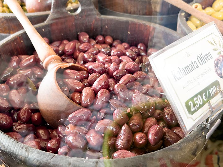 Frankfurt Wochenmarkt Südbahnhof eingelegte Oliven, Paprika, Zitrone, Tomaten, Feta